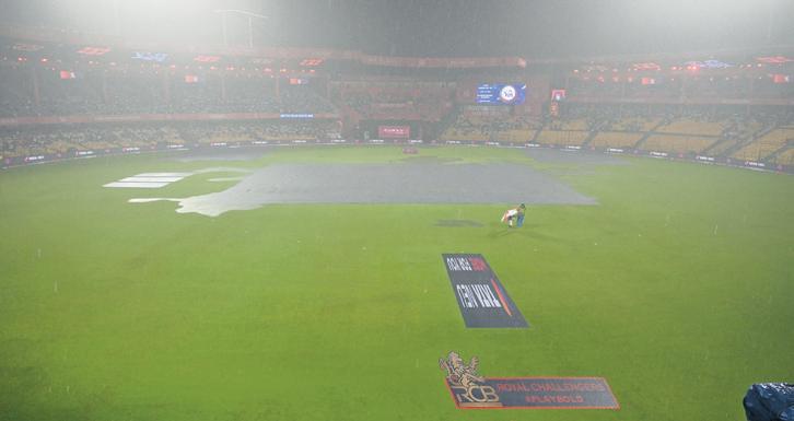 Fans paint Chinnaswamy white to honour Kohli