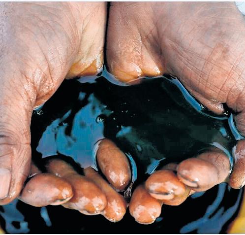 India's crude, refinery throughput, petroleum product output fall in Apr