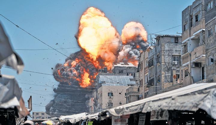 Israeli Strikes Kill 31 on Way to Get Food