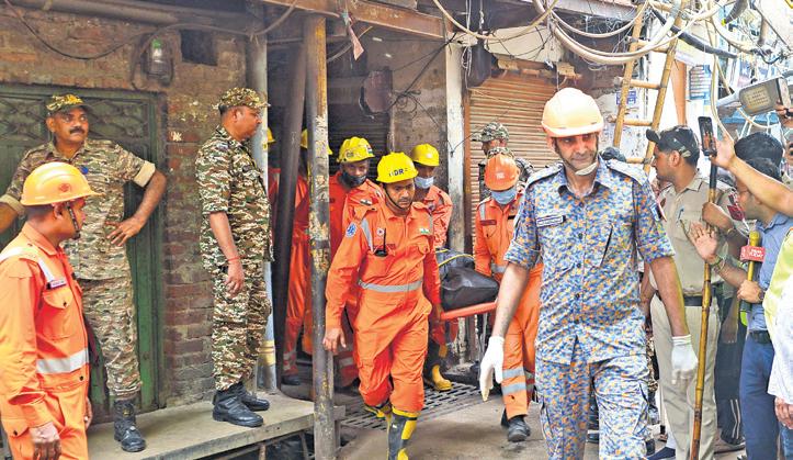 4-storey building collapses, 6 dead