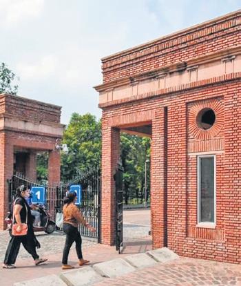 After Entire Class Fails, HC Issues Notice to DU, College