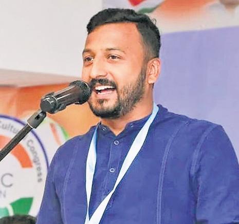 High drama at Kerala MLA's house, no sign of resignation