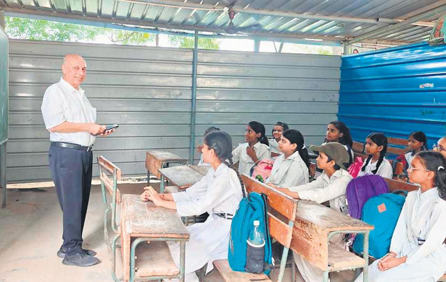 Rusted Roofs: Students Study Under Tin Sheds