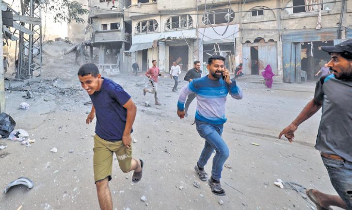 Israel halts humanitarian aid, strikes Gaza after Hamas fires, tests ceasefire