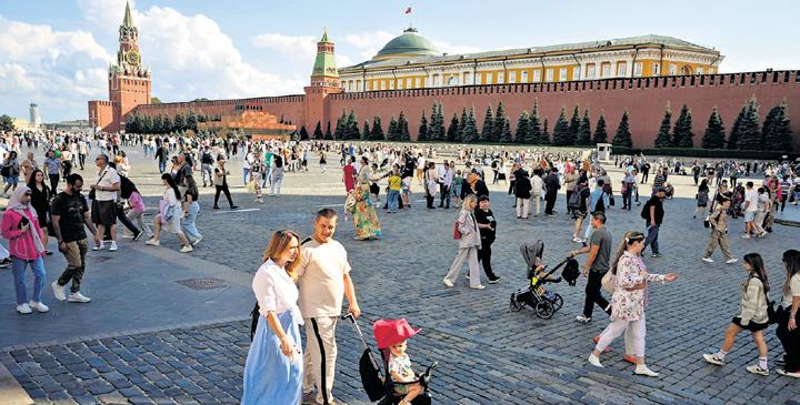 Putin's baby push struggles amid Russia's shrinking and aging population