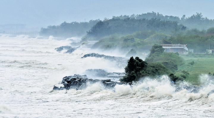 Montha closing in on coastline, high alert in AP dists