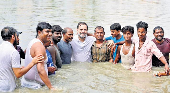 Rahul swims with VIP ally, rakes up 'PM's Trump fear'