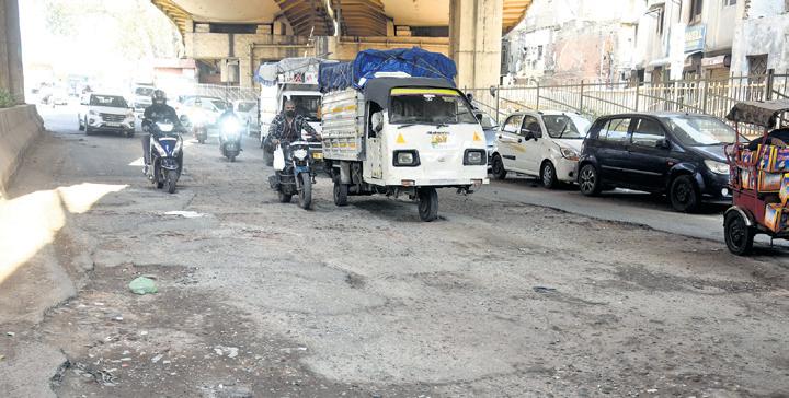 200 vans on PWD roads to clear debris, repair potholes