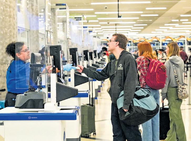 Hundreds of US flights cut as govt shutdown drags on