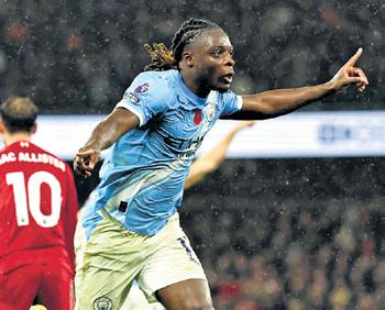 City crush Liverpool to close in on Arsenal