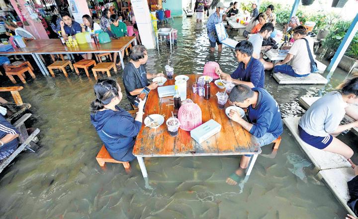 Customers queue up to dine at flooded restaurant