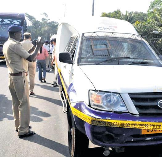 Posing as RBI officials, gang robs ₹7 crore from ATM cash-loading vehicle