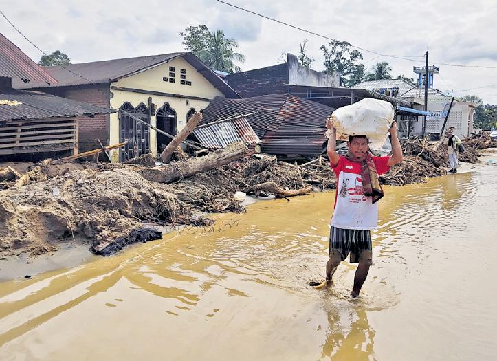 Southeast Asia flood toll hits 400, cleanup begins