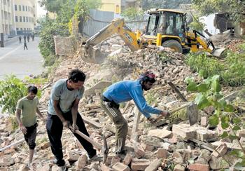 MCD carries out demolition drive in Jhandewalan