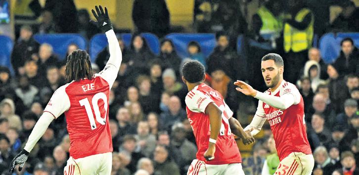League leaders Arsenal held by 10-man Chelsea