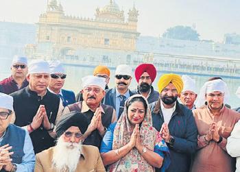 Gupta takes entire cabinet to Golden Temple darshan
