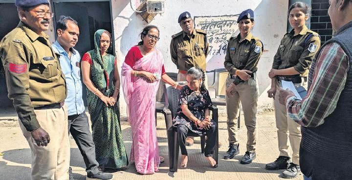 COP PULLS BACK KIDS FROM EDGE