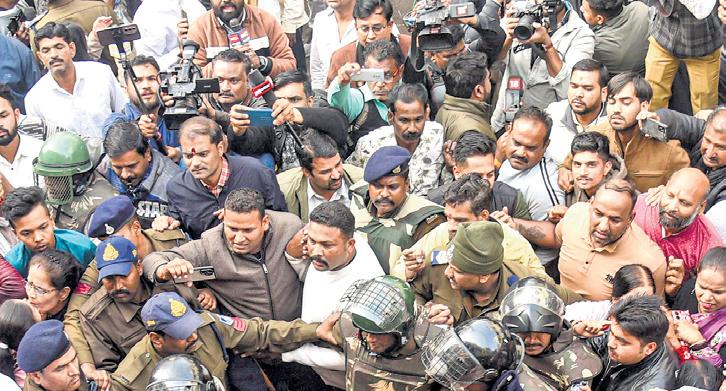 Cong probe team for Indore deaths, BJP ‘mob’ battle it out