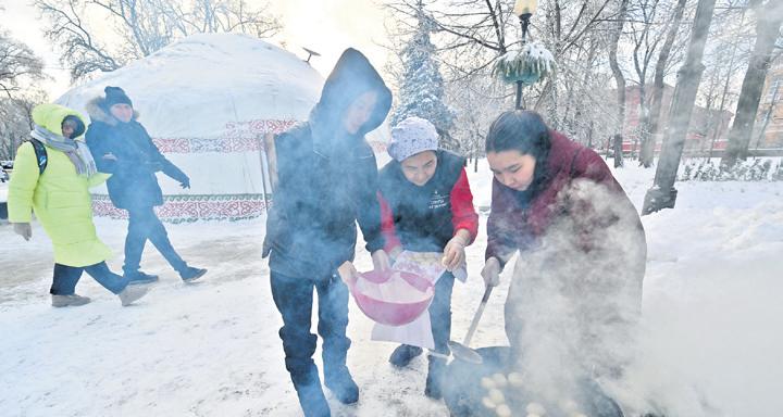 Kyiv residents brave sub-zero cold after Russian strikes