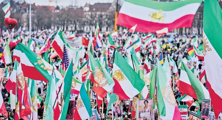 Exiled crown prince backs protests against Iran regime