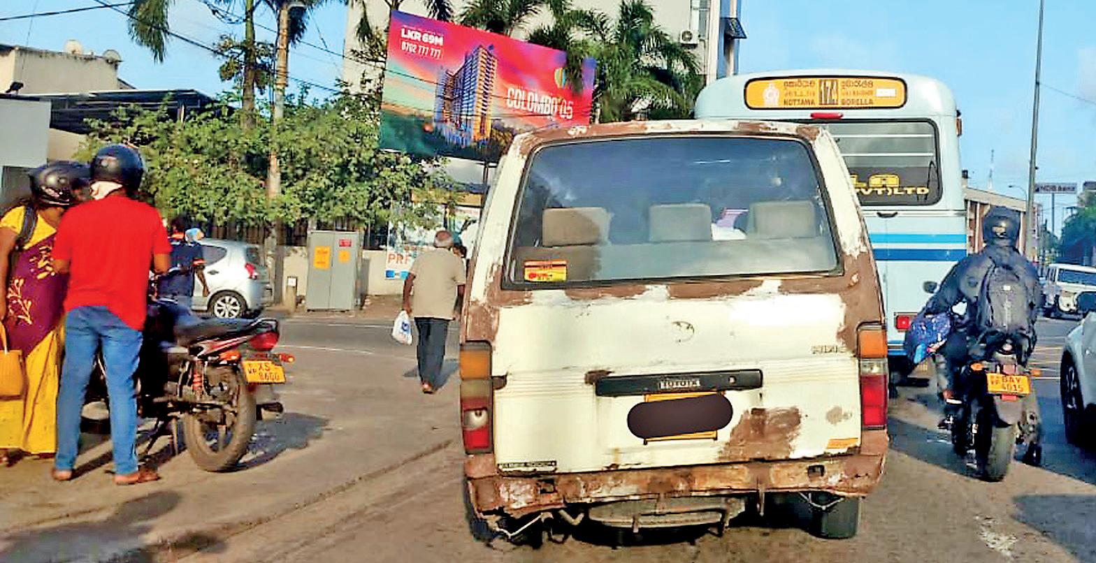 SCHOOL TRANSPORT WOBBLES ON A SYSTEM ON FLAT TYRES