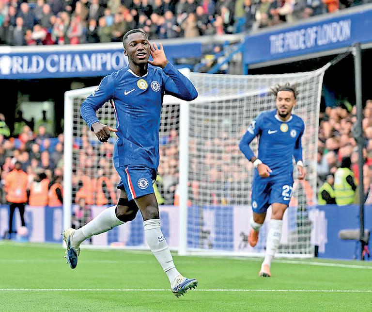 ARSENAL GO TOP AS LIVERPOOL SUFFER LAST-GASP DEFEAT AT CHELSEA