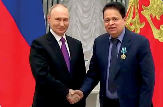 Russian President Vladimir Putin honours former Sri Lankan ambassador