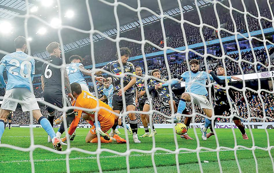 Last-gasp Foden goal spares Man City's blushes, Spurs crash again