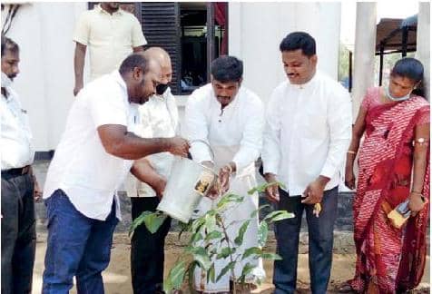 விவேக்கின் நினைவாக காரைதீவில் மரநடுகை 
