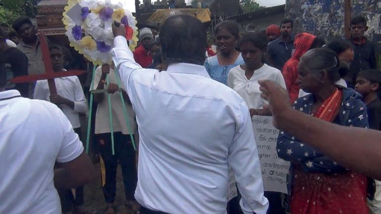 இடு காட்டுக்கு காணி கேட்டு, சடலத்துடன் போராட்டம்