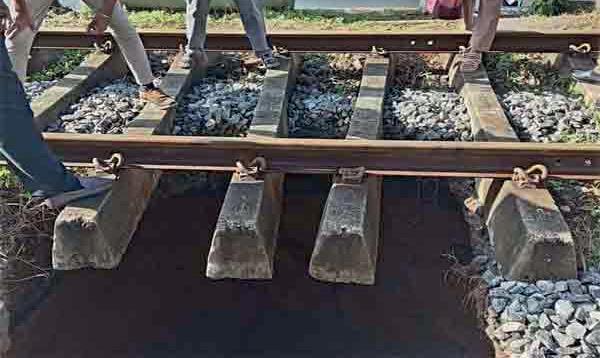 ரயில் தண்டவாள பாதையில் குழி