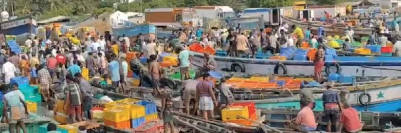 மீனவர்கள் மீது கடற்படையினர் தாக்குதல்