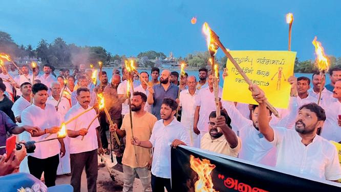 "அணையா விளக்கு" ஆர்ப்பாட்டம்