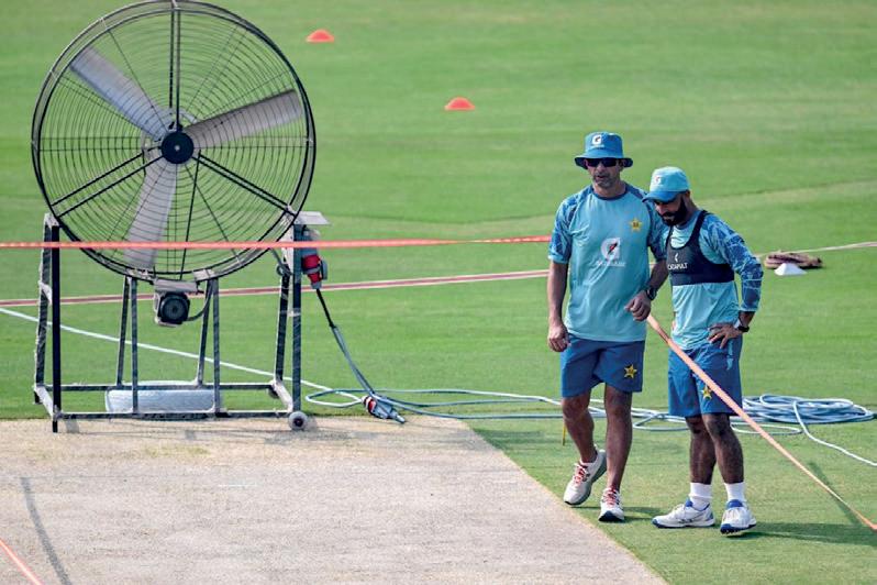 பாகிஸ்தானின் தலைமைப் பயிற்றுவிப்பாளராக அஸார்