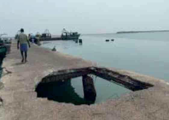பாலத்தில் ஏற்பட்ட திடீர் ஓட்டையால் லொறி கடலுக்குள் கவிழ்ந்தது