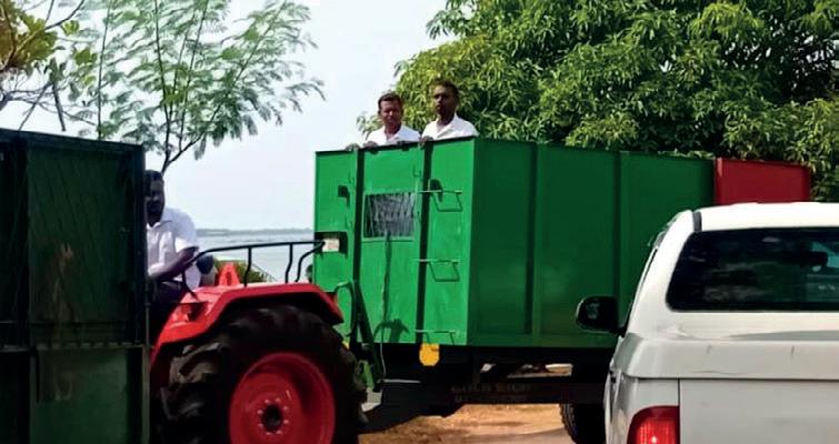 கழவு அகற்றும் வாகனங்களில் சமூகமளித்த தவிசாளர்கள்