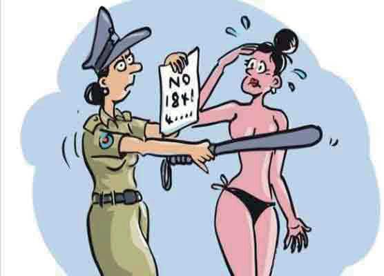 அரை நிர்வாண சுற்றுலாப் பயணி: ஆணா? பெண்ணா?