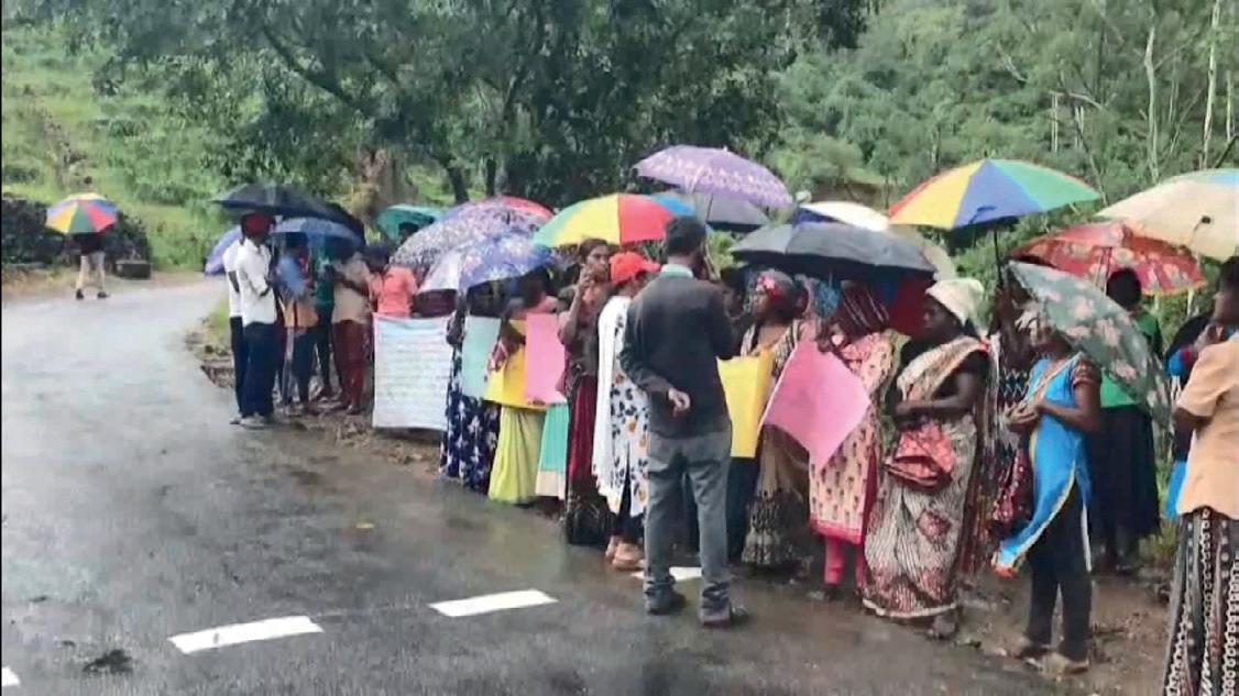 ஆசிரியர் பற்றாக்குறையால் வீதிக்கு இறங்கிய பெற்றோர்