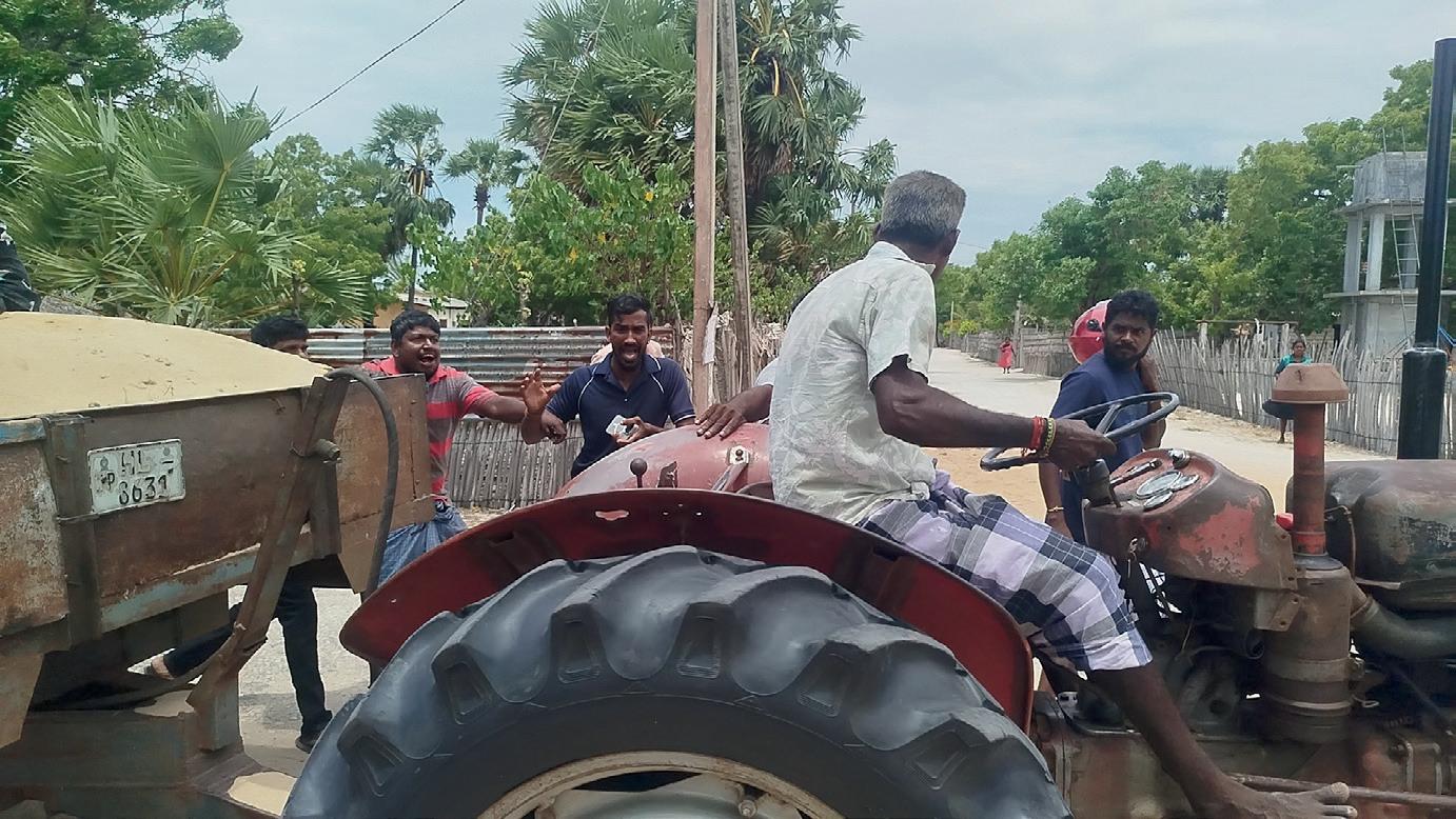 மக்கள் எதிர்ப்பு மத்தியில் மண் விநியோகம்