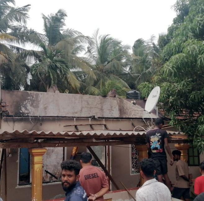 தீ பரவலால் வீடு முற்றாக நாசம்