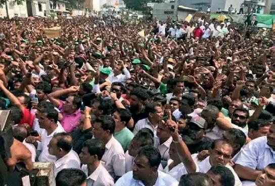 நீதிமண் வளாகத்தில்...