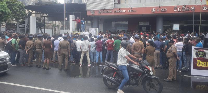 “4 துண்டுகளாக உடைக்காதீர்...”