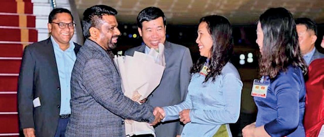 President embarks on State visit in Vietnam