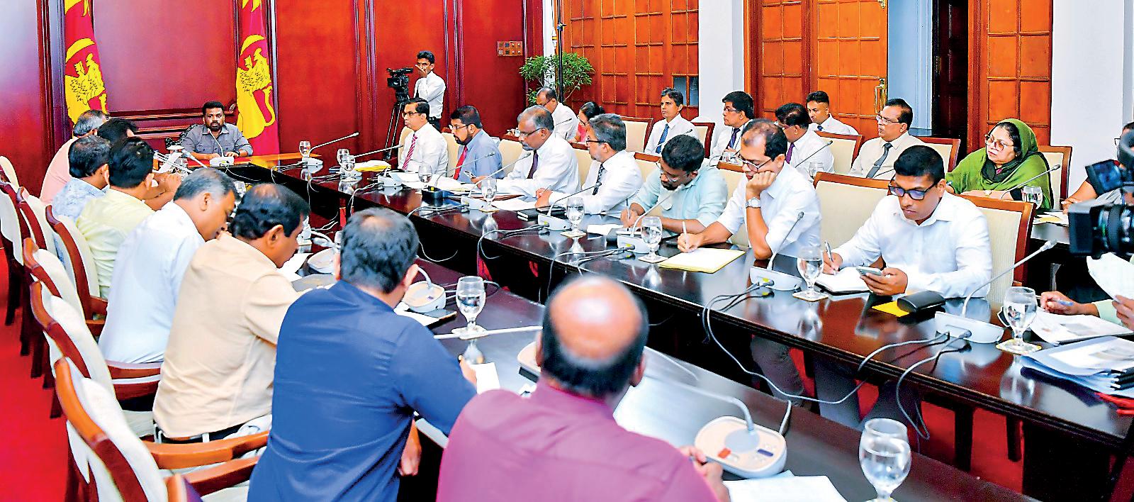 President meets District Coordination Committee Chiefs