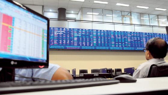 CSE ends week flat, ASPI inches up to new high