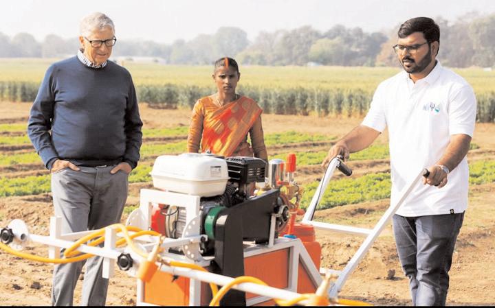 बिल गेट्स ने स्टार्टअप के बनाए गए कीटनाशक 'स्प्रेयर' पर आजमाया हाथ