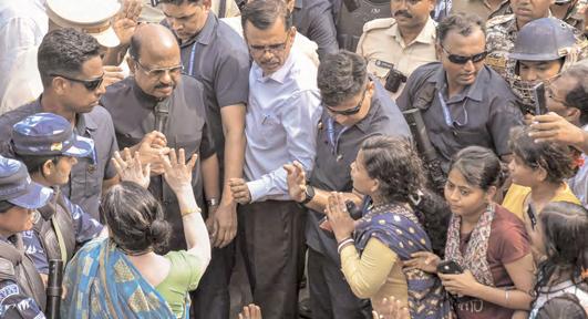 प. बंगाल के राज्यपाल ने की हिंसा प्रभावित मुर्शिदाबाद में मृतकों के परिजनों से मुलाकात