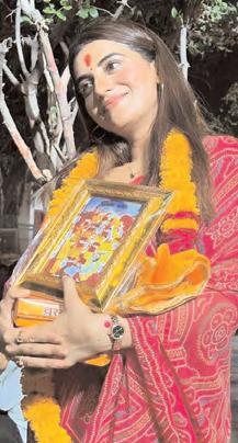 विंध्यवासिनी देवी के दर मिर्जापुर पहुंचीं अक्षरा सिंह