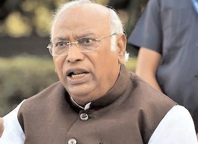 'वोट चोरी' करने वाले गद्दार हैं, इन्हें सत्ता से हटाना होगा : खरगे