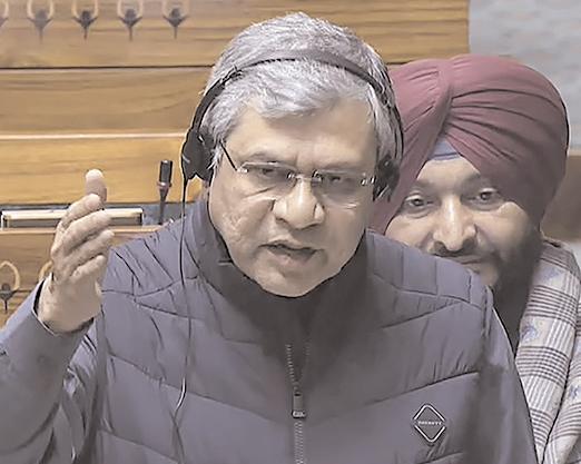 ट्रेन में निर्धारित सीमा से अधिक सामान ले जाने पर यात्रियों को शुल्क देना होगा : वैष्णव